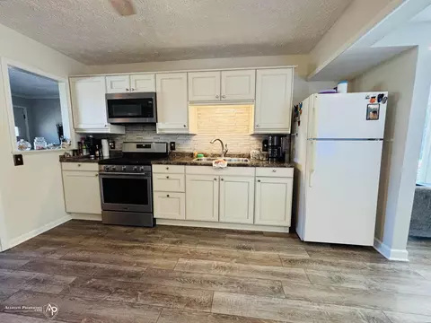 Kitchen - 530 Sequoia, Davison, MI 48423 photo 2 of 2
