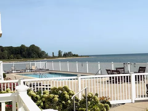 Exterior - 576 N Huron UNIT 102, Au Gres, MI 48703 photo 3 of 5
