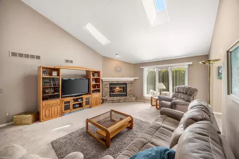 Living - 20522 Shetland, Macomb, MI 48044 photo 2 of 4