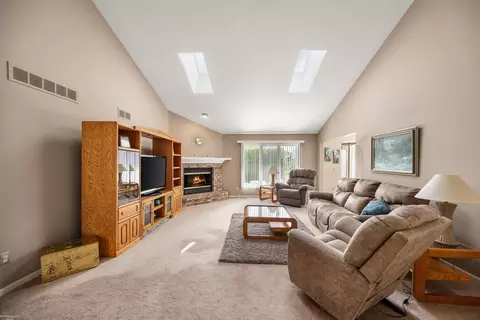 Living - 20522 Shetland, Macomb, MI 48044 photo 1 of 4