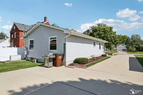 Exterior - 826 Waterloo, Monroe, MI 48161 photo 3 of 7