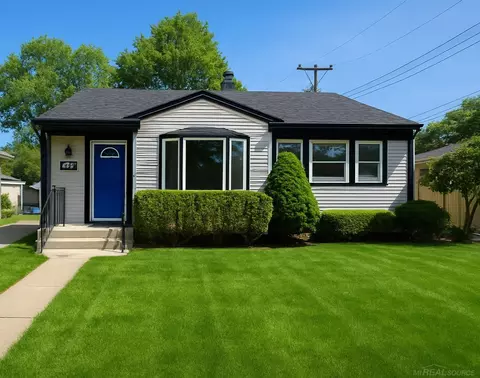 22997 Carolina St, Saint Clair Shores, MI 48080