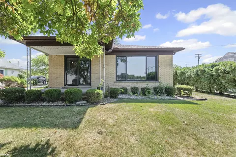 421 E Huron Riv, Belleville, MI 48111