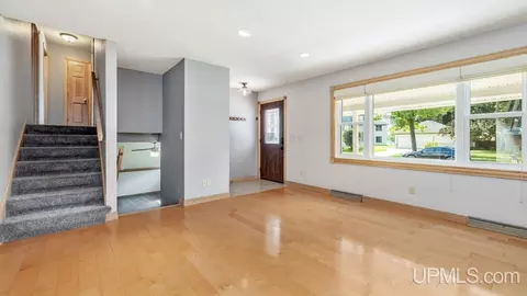 800 S 6th, Escanaba, MI 49829 photo 5