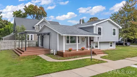 800 S 6th, Escanaba, MI 49829 photo 3