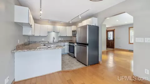 800 S 6th, Escanaba, MI 49829 photo 9