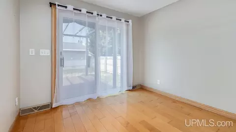 800 S 6th, Escanaba, MI 49829 photo 8