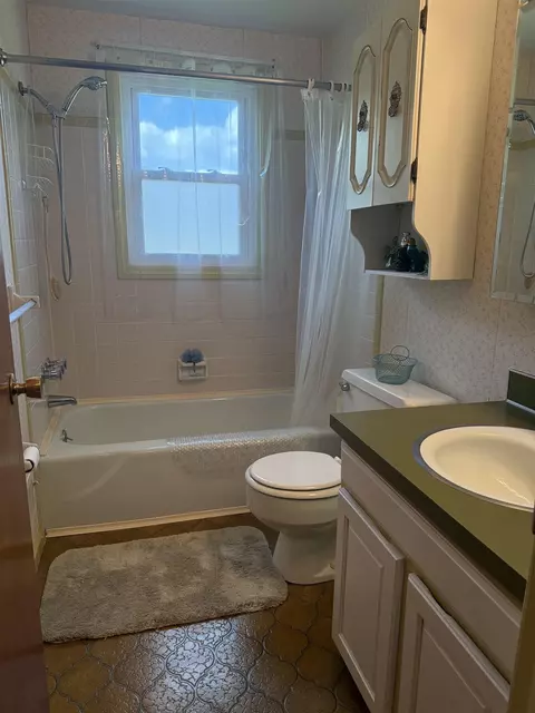 Bath - 809 Stevens, Owosso, MI 48867 photo 2 of 2