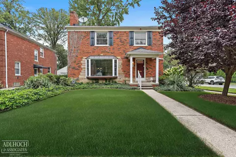 1780 Broadstone, Grosse Pointe Woods, MI 48236