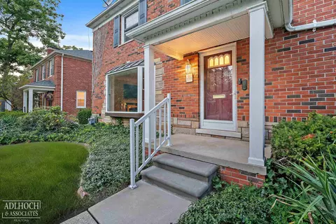 1780 Broadstone, Grosse Pointe Woods, MI 48236 photo 2