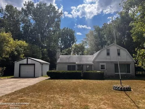 394 E South Blvd, Troy, MI 48085