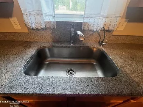 Kitchen - 394 E South Blvd, Troy, MI 48085 photo 4 of 4