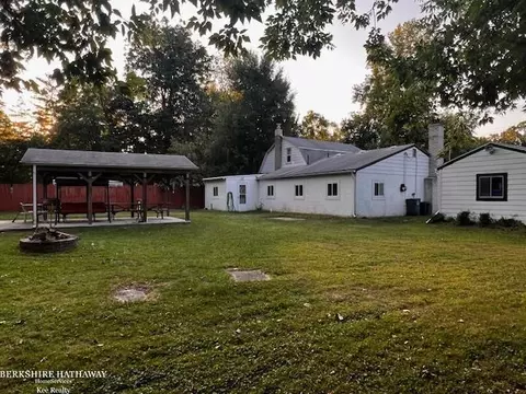 Exterior - 394 E South Blvd, Troy, MI 48085 photo 5 of 9