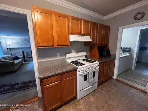 Kitchen - 394 E South Blvd, Troy, MI 48085 photo 3 of 4