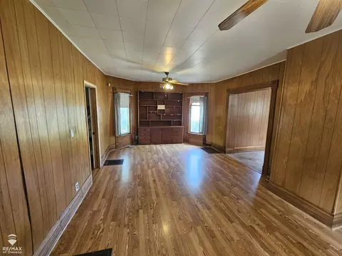 Living - 725 River, Owosso, MI 48867 photo 4 of 5