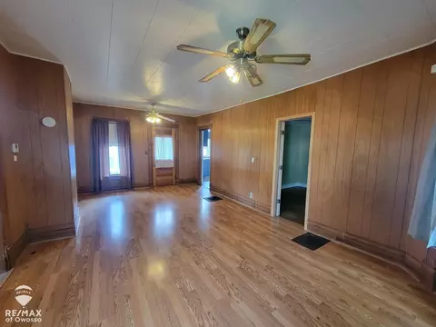 Living - 725 River, Owosso, MI 48867 photo 5 of 5