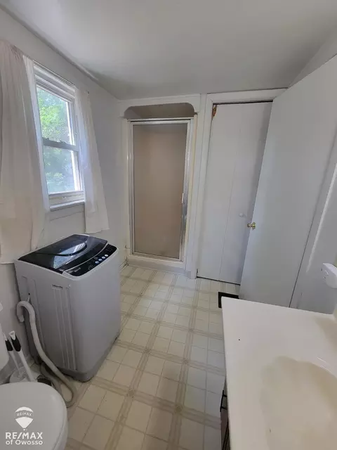 Bath - 725 River, Owosso, MI 48867 photo 1 of 3