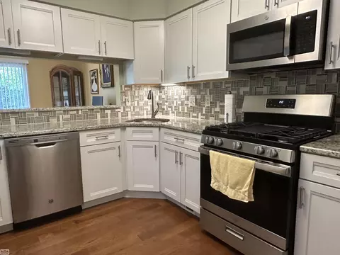 Kitchen - 16260 Meadows #64, Macomb, MI 48044 photo 3 of 5