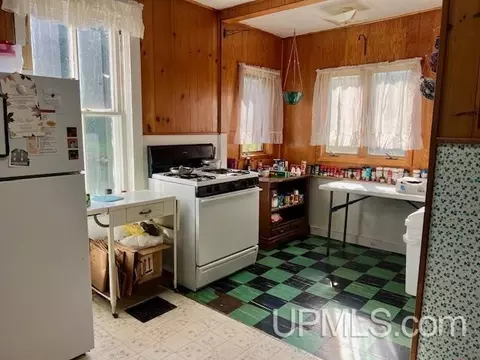 Kitchen - 246 Cliff, Mohawk, MI 49950 photo 2 of 2