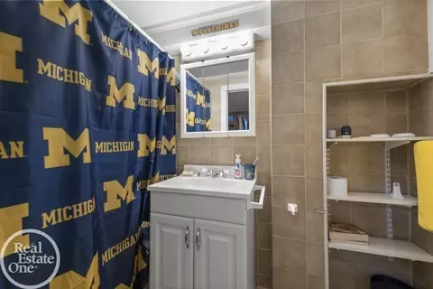 Bath - 538 Scone, Troy, MI 48098 photo 5 of 5