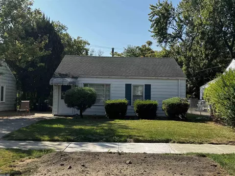 18996 Roscommon, Harper Woods, MI 48225