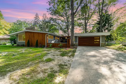 4911 Sturgeon Crk, Midland, MI 48640