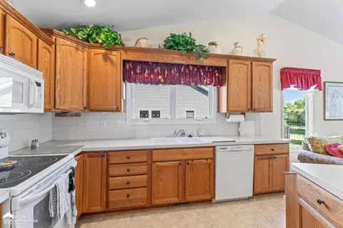 Kitchen - 1019 Bluebell, Davison, MI 48423 photo 2 of 3