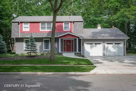 5712 Woodbridge, Midland, MI 48640