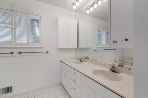 Bath - 1131 Audubon, Grosse Pointe Park, MI 48230 photo 2 of 6