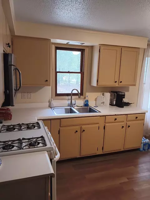 Kitchen - 2191 Pine Cres, Farwell, MI 48622 photo 2 of 2