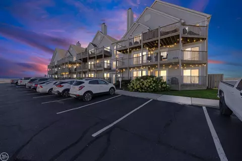 37530 Jefferson #303, Harrison Township, MI 48045