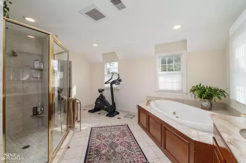 Bath - 825 Bishop, Grosse Pointe, MI 48230 photo 2 of 5