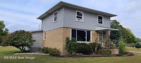 910 W Brady, Chesaning, MI 48616