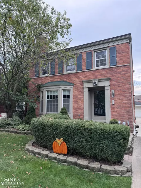 1907 Hunt Clb, Grosse Pointe Woods, MI 48236