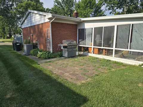 1144 Pickwick Pl, Flint, MI 48507 photo 3