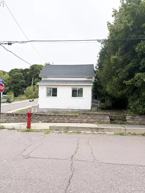 861 Summit, Hancock, MI 49930 photo 2