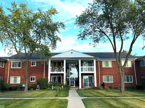 42743 Sheldon #107, Clinton Township, MI 48038