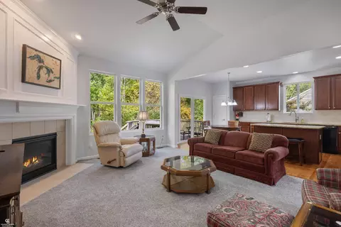 Living - 49716 Broadacre, Macomb, MI 48042 photo 4 of 5