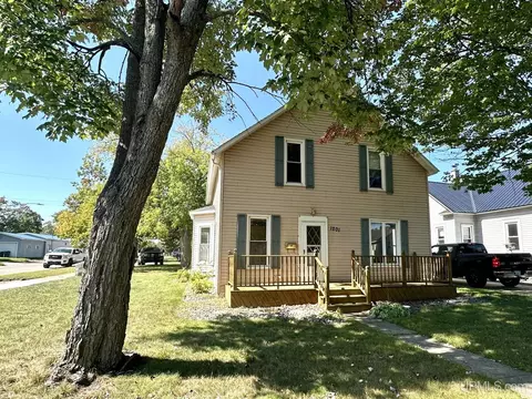 1201 N 16th, Escanaba, MI 49829