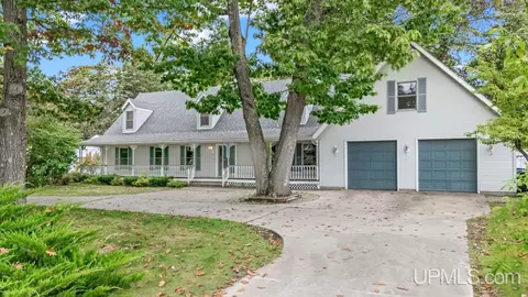 1620 Lake Shr, Gladstone, MI 49837