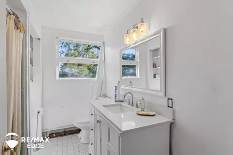 Bath - 3002 Proctor, Flint, MI 48504 photo 3 of 4