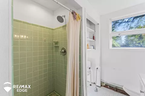 Bath - 3002 Proctor, Flint, MI 48504 photo 4 of 4