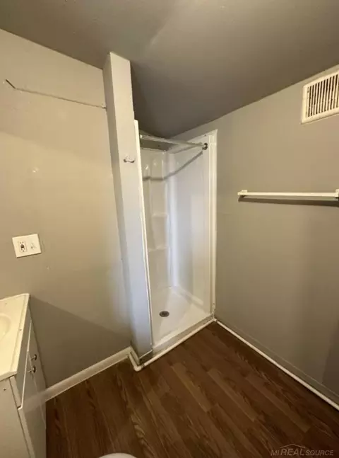 Bath - 8094 Chalmers, Warren, MI 48089 photo 1 of 2