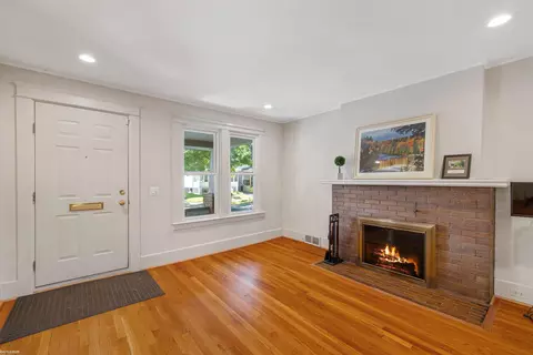Entry Way - 1081 Lakepointe, Grosse Pointe Park, MI 48230 photo 2 of 3