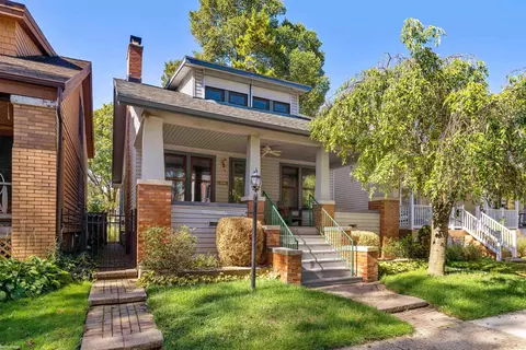 1081 Lakepointe, Grosse Pointe Park, MI 48230