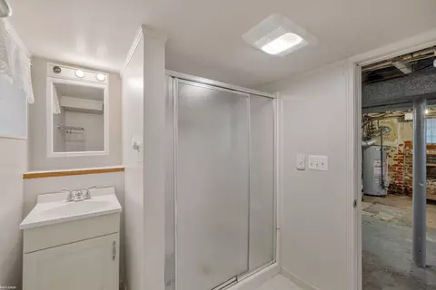 Bath - 1081 Lakepointe, Grosse Pointe Park, MI 48230 photo 3 of 3