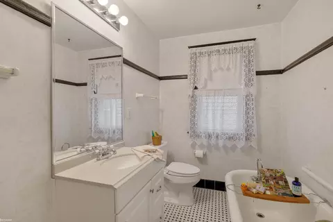 Bath - 1081 Lakepointe, Grosse Pointe Park, MI 48230 photo 1 of 3