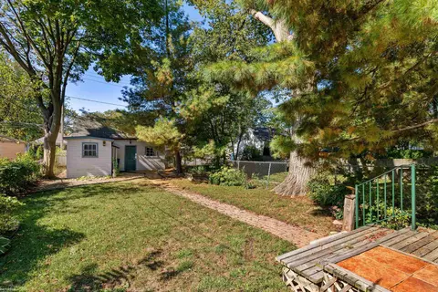 Exterior - 1081 Lakepointe, Grosse Pointe Park, MI 48230 photo 7 of 9
