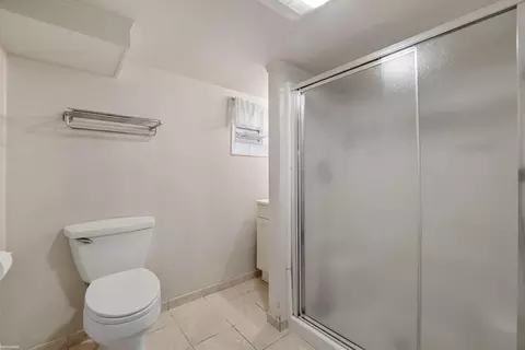 Bath - 1081 Lakepointe, Grosse Pointe Park, MI 48230 photo 2 of 3