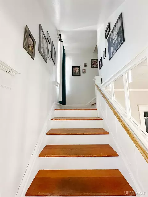 Entry Way - 810 N 3rd, Ishpeming, MI 49849 photo 4 of 6